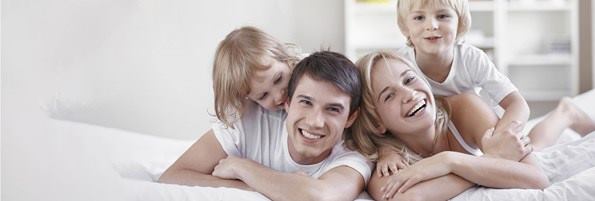 familia sonriendo feliz